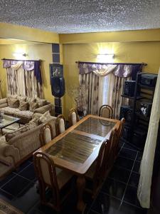 AroucaJaycees Place的客厅里有一张桌子和一张沙发