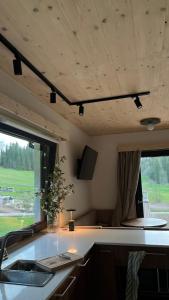 een keuken met een wastafel en een groot raam bij Za Krzemionką in Maruszyna