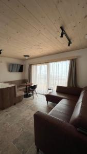 een woonkamer met een bank en een tafel bij Za Krzemionką in Maruszyna +22 foto's