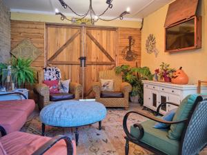 un soggiorno con sedie e tavoli e una porta del fienile di The Crest Motel a Sterling