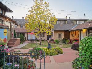 un cartello stradale di fronte a una casa di The Crest Motel a Sterling