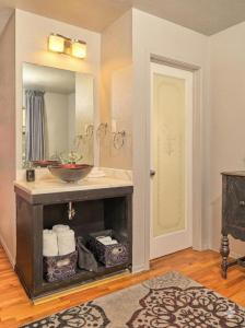 un bagno con lavandino e specchio di The Crest Motel a Sterling Altre 55 foto