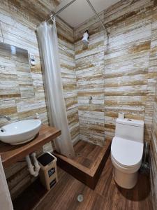 皮门特尔Hospedaje en Pimentel, playa的带马桶和水槽的浴室 更多11张照片