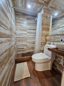 皮门特尔Hospedaje en Pimentel, playa的带马桶和水槽的浴室