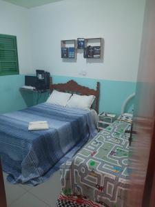 ein Schlafzimmer mit einem Bett mit einer Bettdecke darauf in der Unterkunft Chácara agradável com piscina in Brotas + 86 Fotos