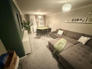 Χώρος καθιστικού στο Allt Mor Retreat with Hot Tub