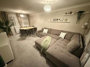 Χώρος καθιστικού στο Allt Mor Retreat with Hot Tub