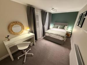 Ένα ή περισσότερα κρεβάτια σε δωμάτιο στο Allt Mor Retreat with Hot Tub