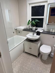 Ένα μπάνιο στο Allt Mor Retreat with Hot Tub +33 φωτογραφίες