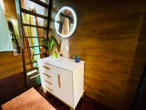 eine weiße Kommode in einem Zimmer mit Spiegel in der Unterkunft Guest House Pura Vida in Quepos
