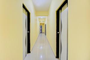 TitwalaHotel O Tare Farms的走廊,有两扇门和一条长长的走廊