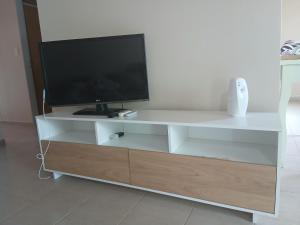 特雷利乌Espacios únicos en una amplia casa a metros de una laguna natural的带平面电视的白色娱乐中心