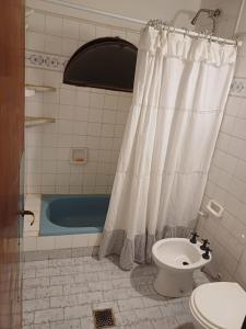 Et badeværelse på Oasis casa Paso de la patria, Corrientes, Argentina