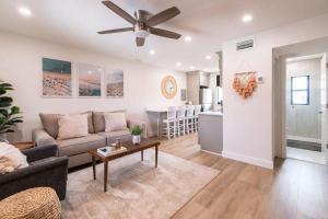 een woonkamer met een bank en een tafel bij 400 South - Unit H in Cocoa Beach