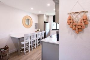 een keuken met een tafel en een keukenasteryasteryasteryasteryasteryasteryasteryasteryasteryasteryasteryasteryastery bij 400 South - Unit H in Cocoa Beach +26 foto's