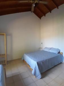 ein Schlafzimmer mit einem blauen Bett in einem Zimmer in der Unterkunft Casa Las Marías in General Belgrano