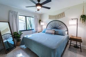 een slaapkamer met een bed en een plafondventilator bij Full complex 8 Separate 2 bedroom 1 bath units in Cocoa Beach