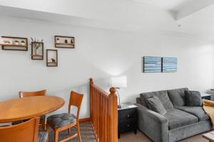 Χώρος καθιστικού στο Alpenglow Lodge Family & Work Retreat by MVA