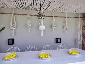 uma mesa branca com taças de fruta em DAR AURORA em Marraquexe