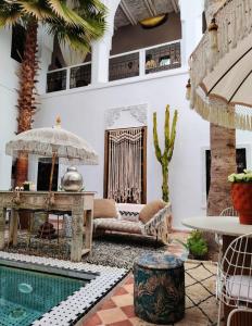 uma sala de estar com piscina numa casa em DAR AURORA em Marraquexe