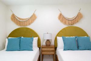 Кровать или кровати в номере THE JUNI 2BR Surf Paradise in Heart of Cocoa Beach