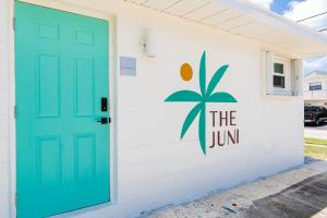 Сертификат, награда, вывеска или другой документ, выставленный в THE JUNI 2BR Surf Paradise in Heart of Cocoa Beach