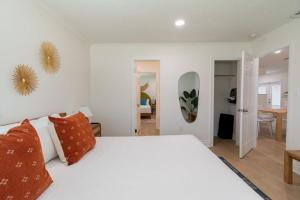 Кровать или кровати в номере THE JUNI 2BR Surf Paradise in Heart of Cocoa Beach