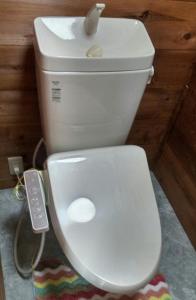 南伊豆町Rino to Hiroto no Himitsukichi - Vacation STAY 92317v的旁边设有遥控器的白色厕所
