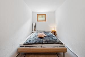 ein kleines Zimmer mit einem Bett in der Ecke in der Unterkunft Moderne Ferienwohnung mit Bergblick und großer Terrasse nahe Simssee, Chiemsee und Autobahn A8 Salzburg - München in Rohrdorf