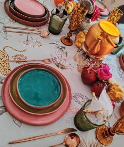 uma mesa com pratos e utensílios sobre uma mesa em DAR AURORA em Marraquexe