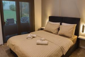 Un dormitorio con una cama grande con toallas. en Sountou home, en Xanthi