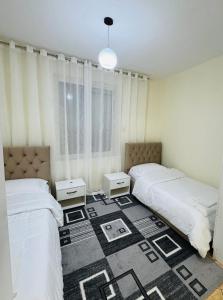 Postel nebo postele na pokoji v ubytování Tirana central guestroom