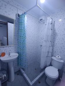 Un baño de Hospedaje C y A