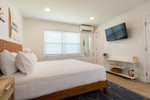 Кровать или кровати в номере THE JUNI - Studio Steps From Beach & Downtown