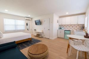 Кухня или мини-кухня в THE JUNI - Studio Steps From Beach & Downtown
 +23 фотографии