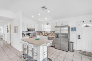 Η κουζίνα ή μικρή κουζίνα στο Paradise Found! Amazing view with dock and kayaks!