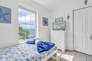 Ένα ή περισσότερα κρεβάτια σε δωμάτιο στο Paradise Found! Amazing view with dock and kayaks! +13 φωτογραφίες