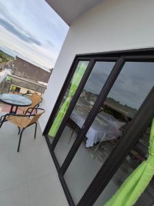 un balcone con tavolo e vista sull'oceano di APARTAHOTEL PUERTA DEl MAR a Necoclí