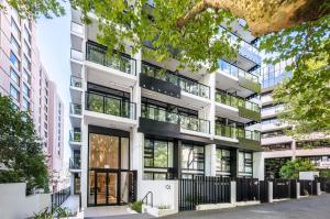 apartamentowiec z dużymi oknami w obiekcie City life Skytower view With Swimming pools & Suna Family Retreat w Auckland