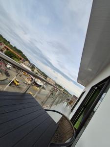 balcone con tavolo e vista sulla strada di APARTAHOTEL PUERTA DEl MAR a Necoclí