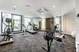 siłownia z kilkoma urządzeniami do ćwiczeń w budynku w obiekcie City life Skytower view With Swimming pools & Suna Family Retreat w Auckland