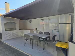 una cucina con tavolo, sedie e frigorifero di Algharam resort a Ḩaḑīb