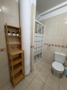 e bagno con servizi igienici e cabina doccia. di Jimaguas a Tamaduste