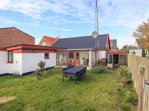 盖瑟6 person holiday home in Gedser的院子里带野餐桌的房子