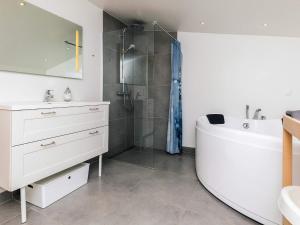 Koupelna v ubytování Luxury Retreat in Lokken - By Traum Ferienwohnungen + 37 fotografií