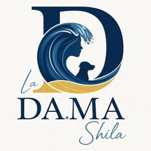 滨海弗兰卡维拉La DA MA Shila Winter Escape的字母D，配上一个女孩和波浪