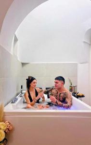 Επισκέπτες που μένουν στο Trullo il Gelso with Private Salt Water Infinity Pool and Jacuzzi inside