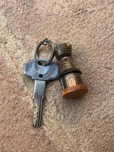 un par de llaves en un llavero en L'Angolo della Torre, en Bevagna