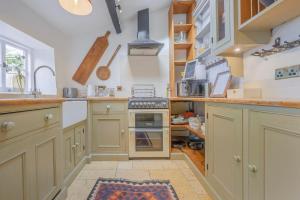 Kuchyň nebo kuchyňský kout v ubytování The Secret Cottage