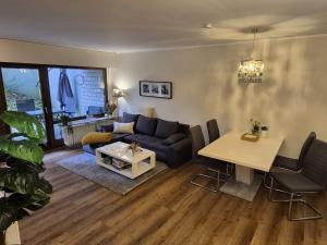 a living room with a couch and a table at Uni- und Citynahe Souterrain-Wohnung am Waldpark in Wuppertal